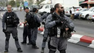 إسرائيل تعتقل عشرات الفلسطينيين