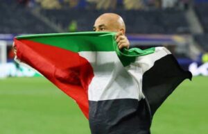 رفع حسام حسن علم فلسطين
