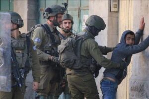 إسرائيل تعتقل عشرات الفلسطينيين