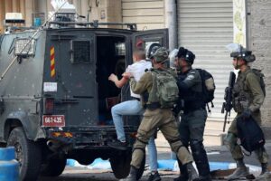 قوات الاحتلال تعتقل 25 فلسطينيا
